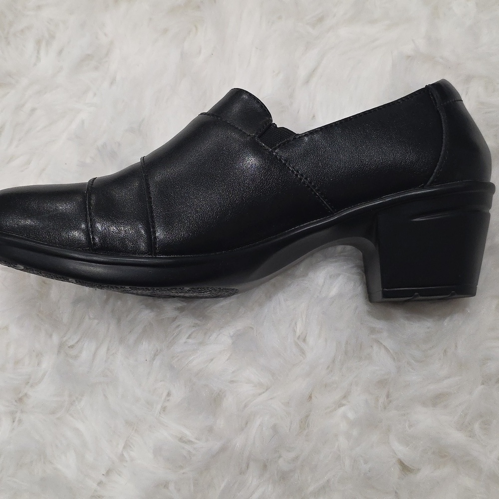 IUY- Black Women's Shoe. Size 7.5 - Picture 6 of 7